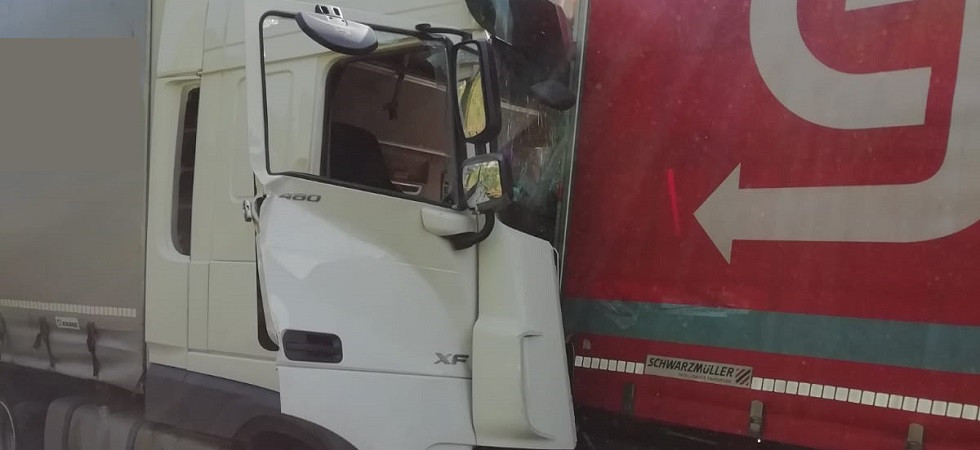 Scontro tra mezzi pesanti in A22, un uomo che dormiva in cuccetta estratto con le pinze idrauliche e elitrasferito in